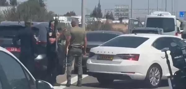 אירוע ביטחוני בכביש 6: השוטרים שלפו חשודים מהרכב
