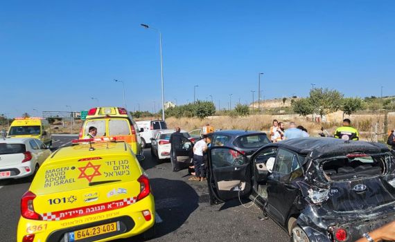 3 פצועים בתאונה בין אוטובוס ו-5 כלי רכב סמוך לאלעד