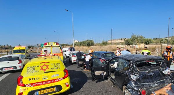 3 פצועים בתאונה בין אוטובוס ו-5 כלי רכב סמוך לאלעד