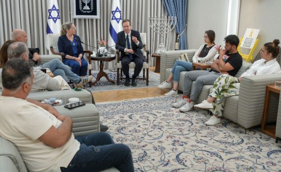 הרצוג נפגש עם הורי התצפיתניות: "זהו רגע מכריע"