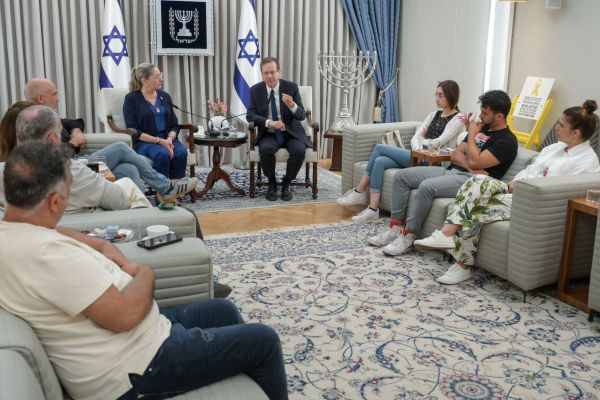 הרצוג נפגש עם הורי התצפיתניות: "זהו רגע מכריע"