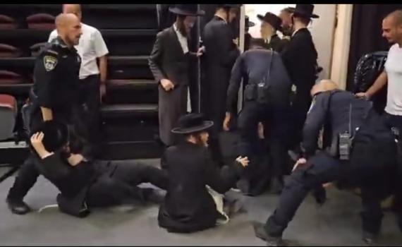 צפו: חרדים קיצוניים פוצצו כנס לקידום מתווה גיוס