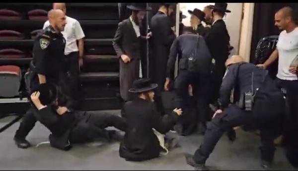 צפו: חרדים קיצוניים פוצצו כנס לקידום מתווה גיוס