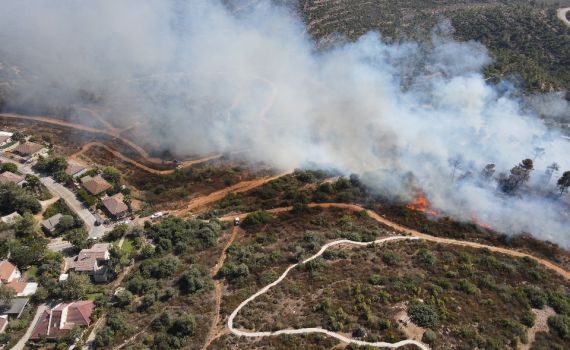 מחבלים יידו בקבוק תבערה אל היישוב נווה צוף: שריפה פרצה במקום