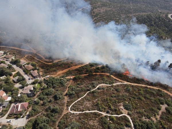 מחבלים יידו בקבוק תבערה אל היישוב נווה צוף: שריפה פרצה במקום