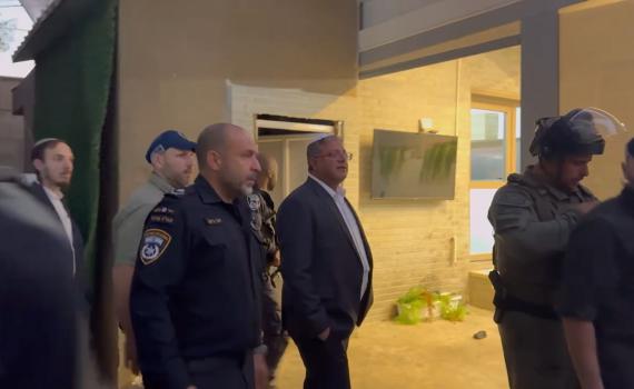 בן גביר השתתף בפשיטה משטרתית על מתחם משפחת הפשע. צפו