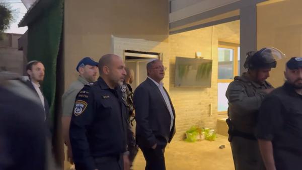 בן גביר השתתף בפשיטה משטרתית על מתחם משפחת הפשע. צפו