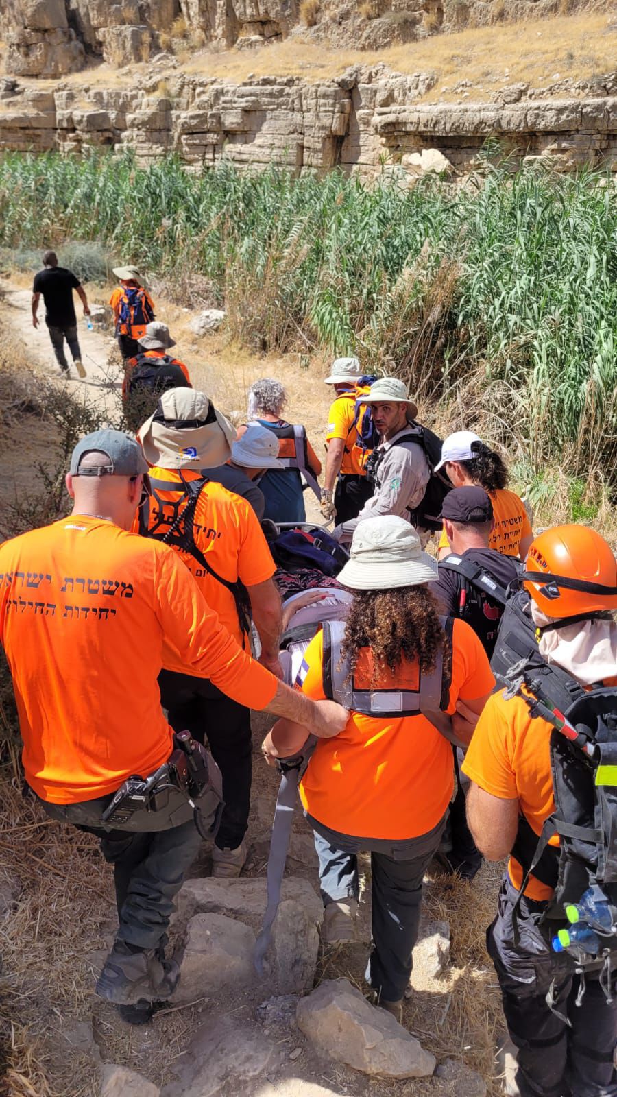 על אלונקה ב-40 מעלות: מטיילת בת 70 חולצה מנחל פרת