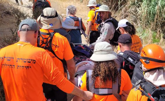 על אלונקה ב-40 מעלות: מטיילת בת 70 חולצה מנחל פרת