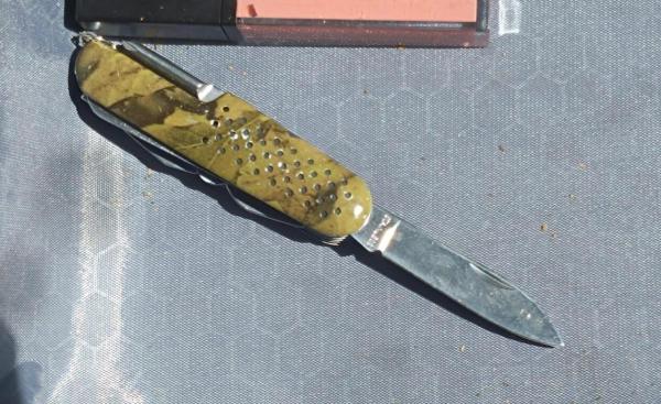 במהלך השבת: אישה ניסתה לדקור מתפללים במאה שערים ונעצרה