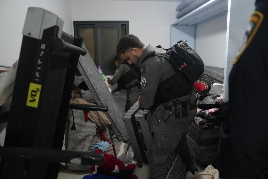 הפיגוע בשער שכם: המשטרה פשטה על בית המחבל