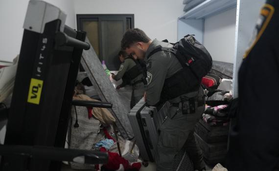 הפיגוע בשער שכם: המשטרה פשטה על בית המחבל