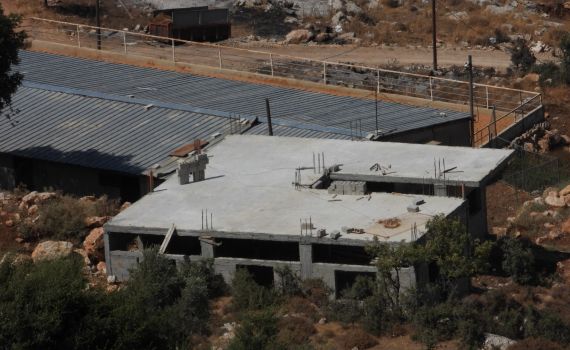 "פלישה חדשה": מבנה פלסטיני נבנה ליד בסיס אסטרטגי צבאי