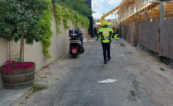 תאונת עבודה: פועל נפגע מחפץ כבד בפתח תקווה, מצבו קשה