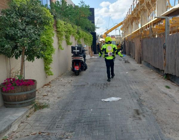 תאונת עבודה: פועל נפגע מחפץ כבד בפתח תקווה, מצבו קשה