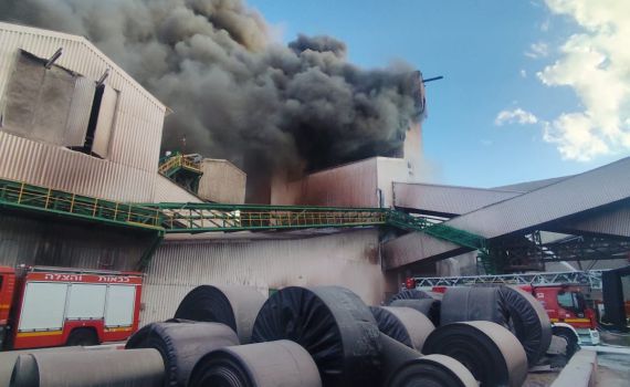 אשדוד: שריפת תעשייתית גדולה ומסוכנת פרצה סמוך לנמל