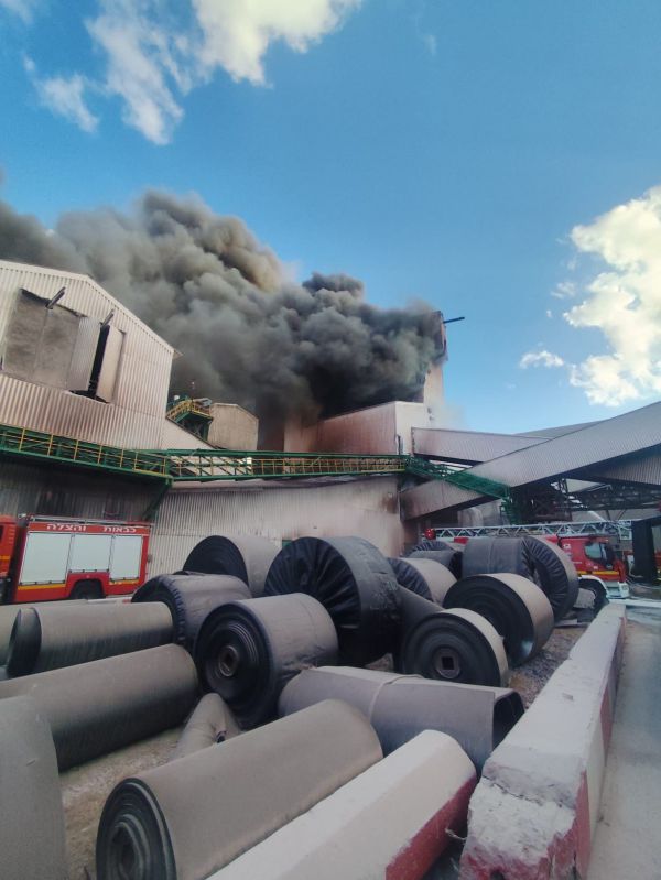 אשדוד: שריפת תעשייתית גדולה ומסוכנת פרצה סמוך לנמל