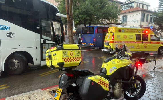 ת"א: הולכת רגל נפגעה מאוטובוס, מצבה קשה