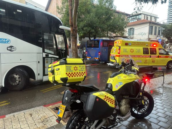 ת"א: הולכת רגל נפגעה מאוטובוס, מצבה קשה