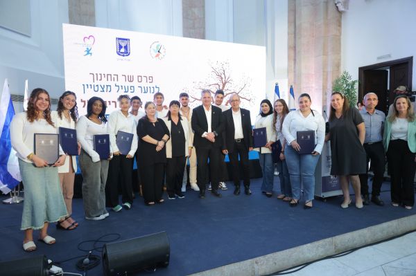 כבוד למגזר: 3 סרוגים זכו באות שר החינוך לנוער מתנדב