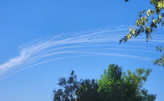 בתוך שעה: למעלה מ-100 רקטות נורו אל עבר ישראל