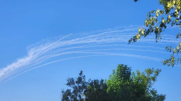 עשרות שיגורים לקריית שמונה: דיווח על נפילות בעיר
