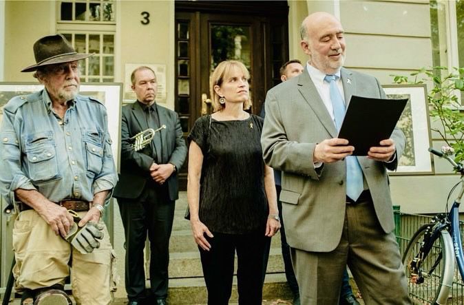 אחרי 91 שנה: השגריר בגרמניה הנציח את משפחתו שנמלטה מהמדינה