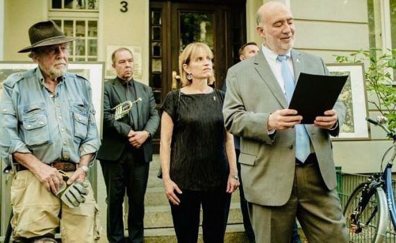 אחרי 91 שנה: השגריר בגרמניה הנציח את משפחתו שנמלטה מהמדינה