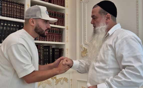 אחרי הסערה: זוכה ה"אח הגדול" מתברך אצל הרב