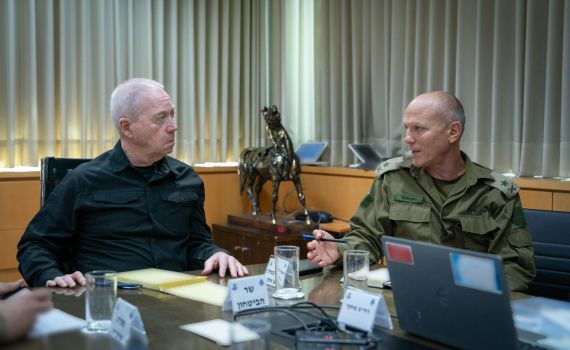 בצל החזית הצפונית: גלנט נועד בקריה בנוגע למו"מ לעסקת חטופים