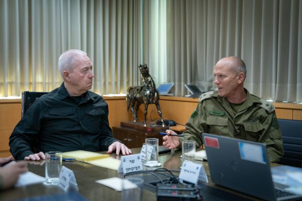 בצל החזית הצפונית: גלנט נועד בקריה בנוגע למו"מ לעסקת חטופים