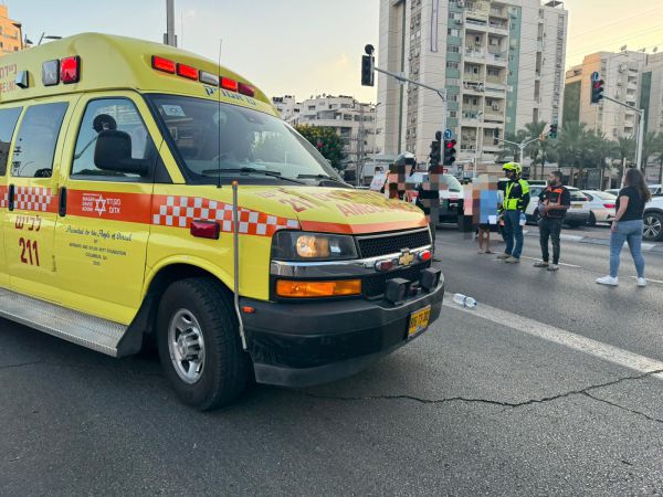תל אביב: צעירה במצב קשה לאחר שנפגעה מרכב