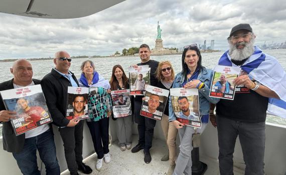 משט משפחות החטופים: "קוראים לחירות אל מול פסל החירות"