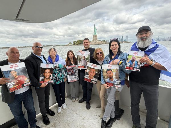 משט משפחות החטופים: "קוראים לחירות אל מול פסל החירות"