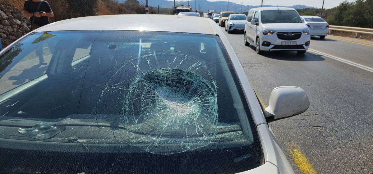 פיגוע אבנים בשומרון: "סלע פער חור בשמשה וכמעט פגע לי בראש"