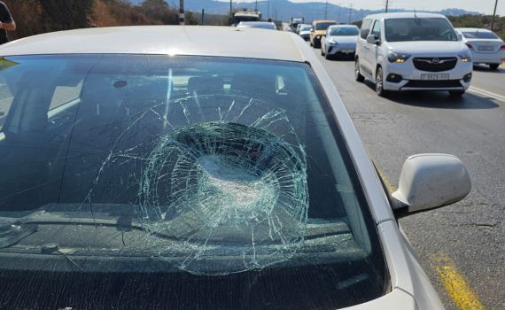פיגוע אבנים בשומרון: "סלע פער חור בשמשה וכמעט פגע לי בראש"