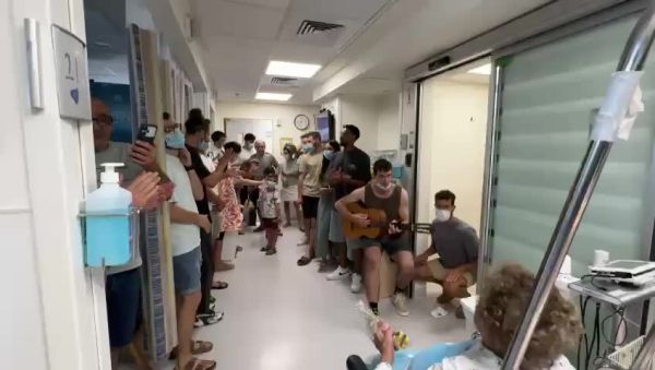 צפו: הלוחמים באו לשמח במחלקה בה עובדת אלמנת חברם