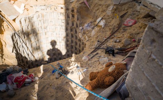 בובות וציורים: כך נראית המנהרה ממנה חולצו גופות החטופים