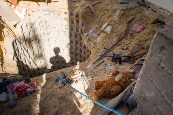 בובות וציורים: כך נראית המנהרה ממנה חולצו גופות החטופים