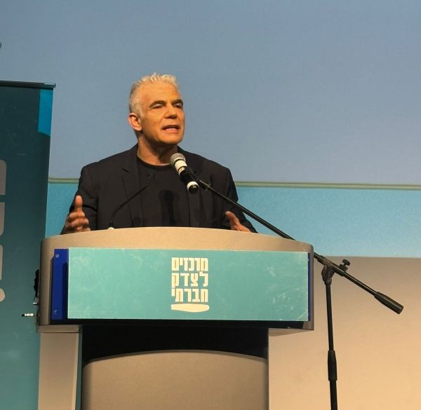 לפיד משתלח בגדעון סער: "יעביר את חוק ההשתמטות"