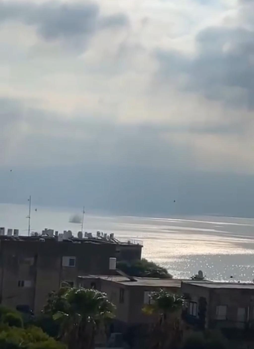 פיצוץ ענק וגלים גבוהים מנפילת הרקטות בכנרת | צפו