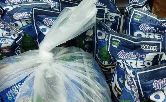 בתוך דובוני גומי ועוגיות אוראו: השלל שנתפס במחסן בפתח תקווה