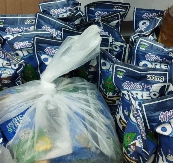 בתוך דובוני גומי ועוגיות אוראו: השלל שנתפס במחסן בפתח תקווה