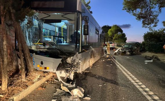 נהג רכב איבד הכרה והתנגש באוטובוס בחיפה, מצבו אנוש