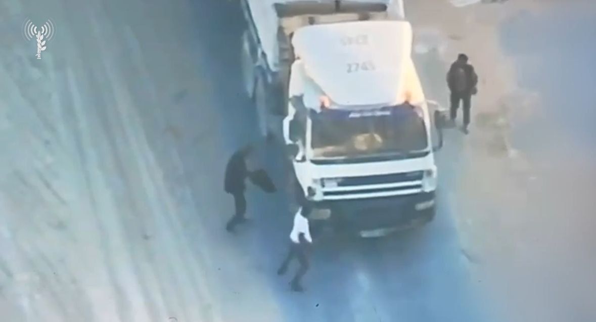 צפו: מחבלי חמאס בזזו משאיות סיוע וחוסלו מהאוויר