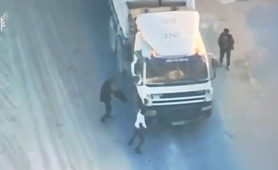 צפו: מחבלי חמאס בזזו משאיות סיוע וחוסלו מהאוויר