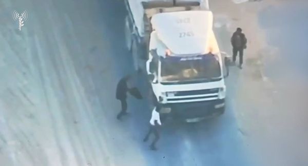 צפו: מחבלי חמאס בזזו משאיות סיוע וחוסלו מהאוויר