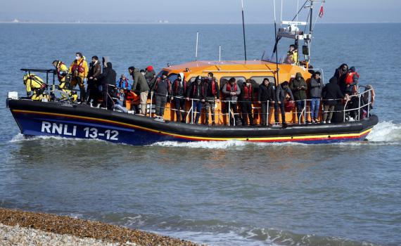 ספינת מהגרים טבעה בין בריטניה לצרפת, לפחות 8 נהרגו