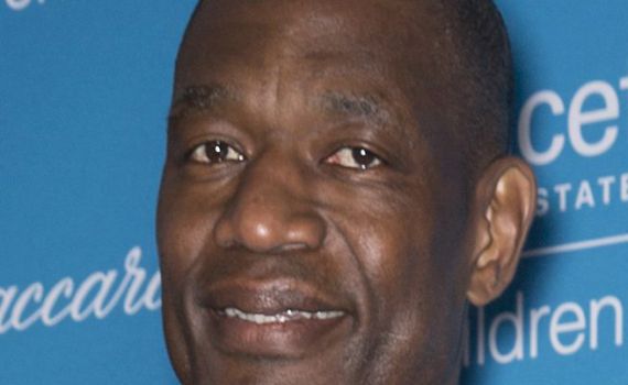 כוכב ה-NBA דיקמבה מוטומבו הלך לעולמו בגיל 58