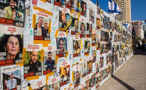 החטופה ששוחררה בנובמבר: "ראיתי את ביבס וקלדרון במכלאות"